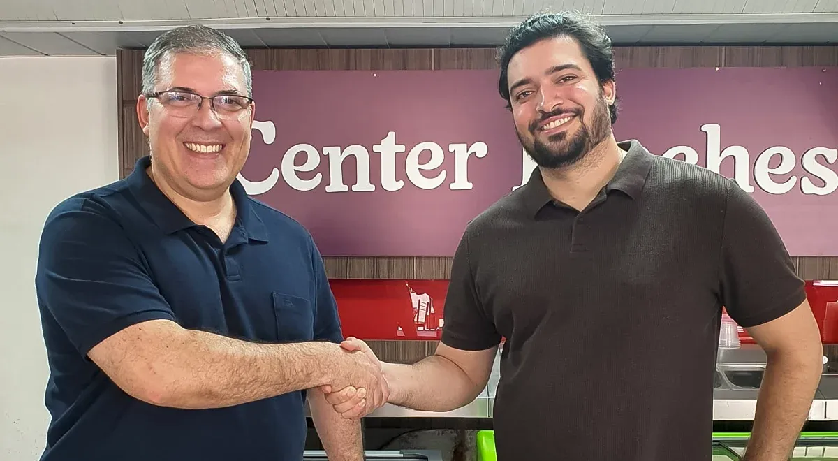 Leonardo Zanon, gestor comercial da RübyY, e Arthur Costa de Paulo, gerente geral do Center Lanches: união que sela o compromisso com a valorização e saúde das equipes. Center Lanches e RübyY
